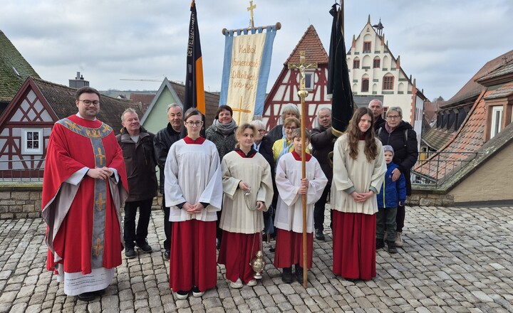 Pfarrer Nicolas Kehl mit den Fahnenabordnungen und dem liturgischen Dienst Pfarrer Nicolas Kehl mit den Fahnenabordnungen und dem liturgischen Dienst
